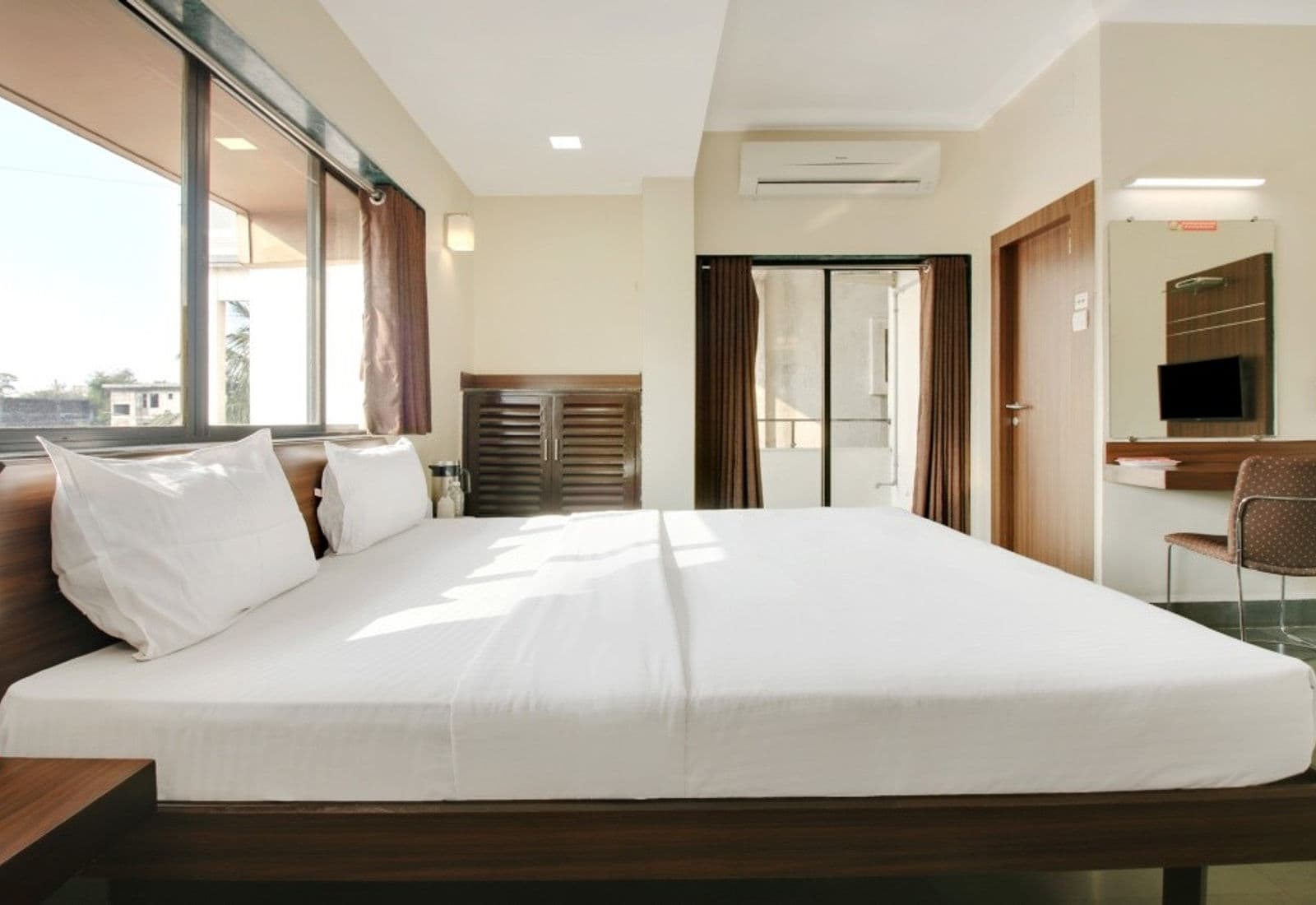 Deluxe AC room at Hotel Hospice