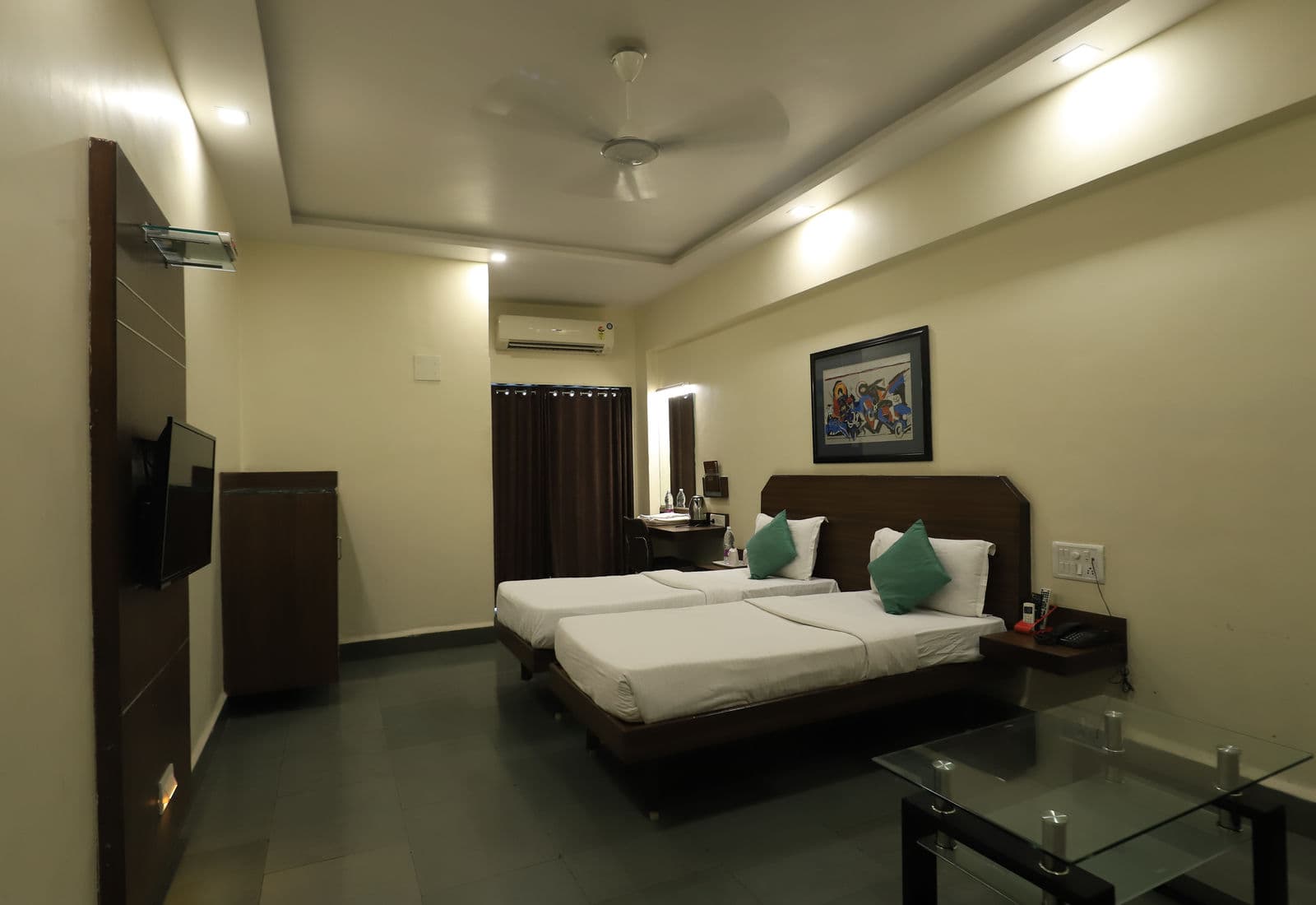 Super Deluxe AC twin room at Hotel Hospice